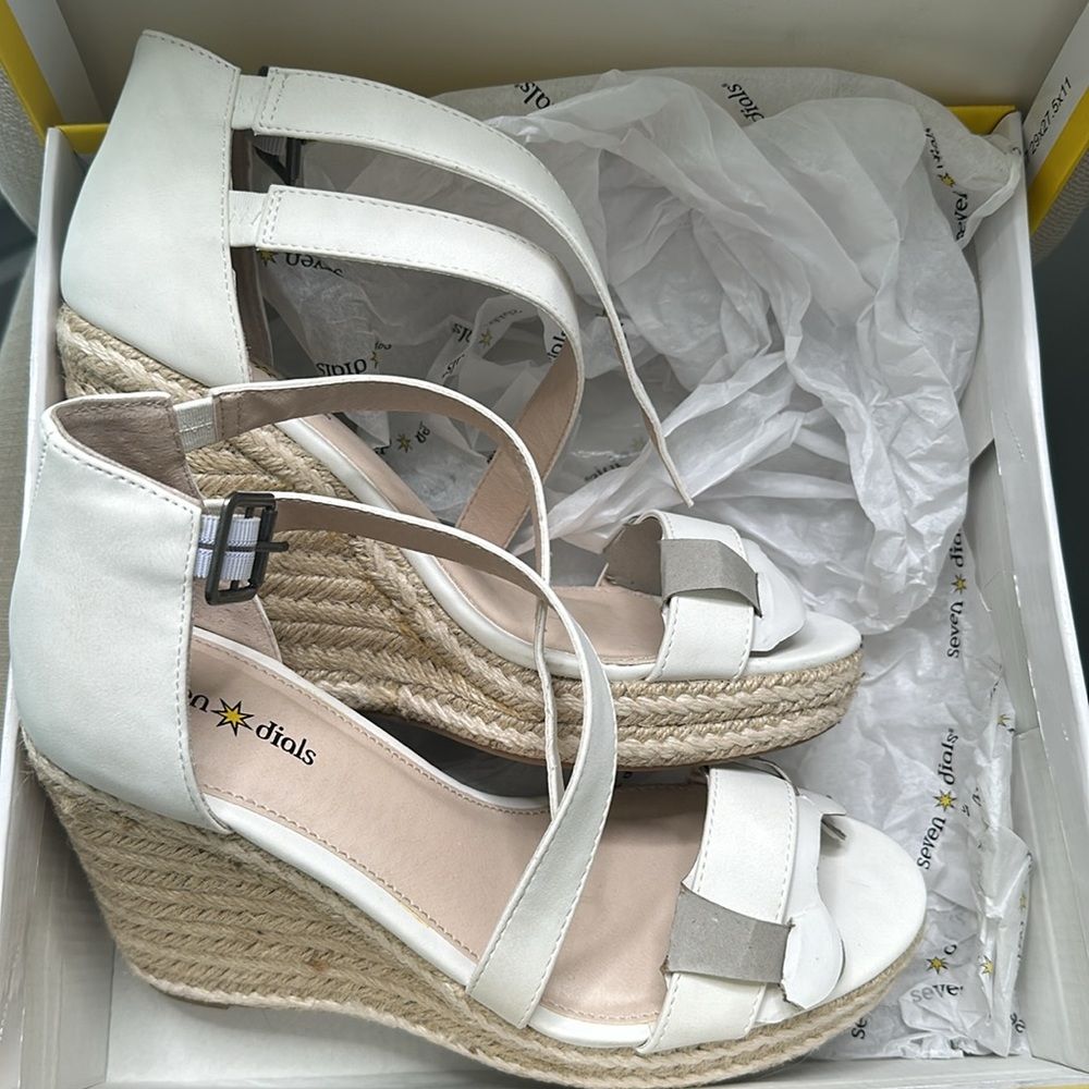 New pair of women wedges never worn size 9, brand Seven Dials.